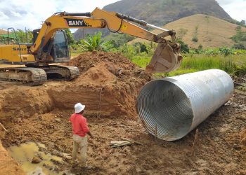 Prefeitura inicia construção de três bueiros armco na estrada de Cachoeirinha de Itaúnas