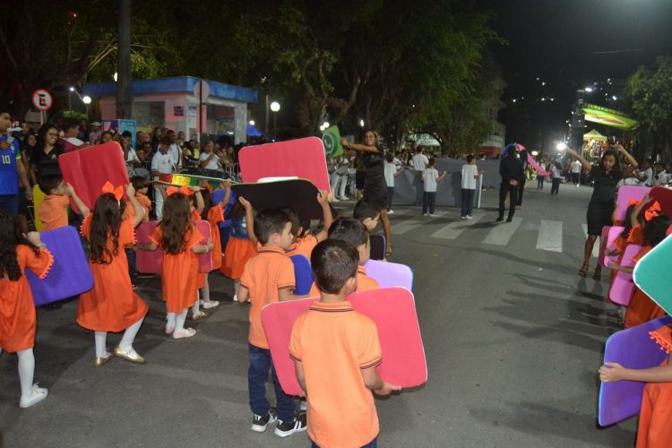 Terceira noite de Desfile Cívico é encerrado com chave de ouro