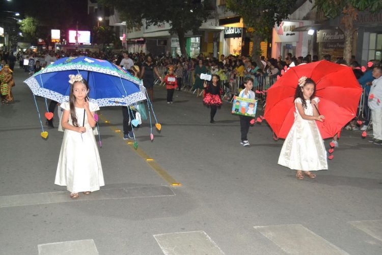 Terceira noite de Desfile Cívico é encerrado com chave de ouro