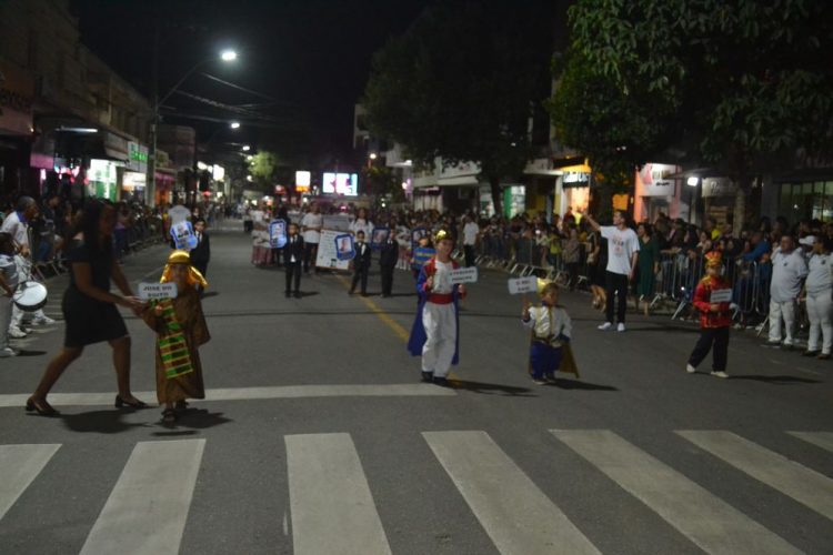 Terceira noite de Desfile Cívico é encerrado com chave de ouro