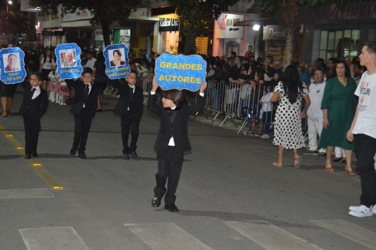 Terceira noite de Desfile Cívico é encerrado com chave de ouro