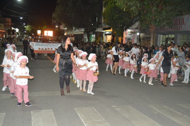 Terceira noite de Desfile Cívico é encerrado com chave de ouro