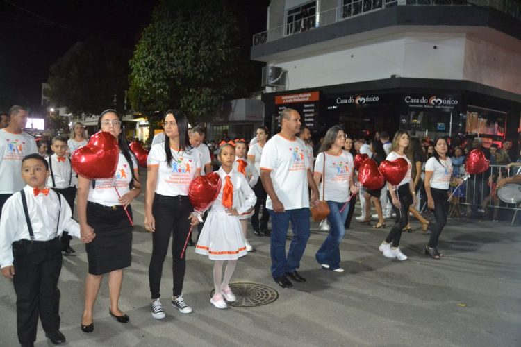 Terceira noite de Desfile Cívico é encerrado com chave de ouro