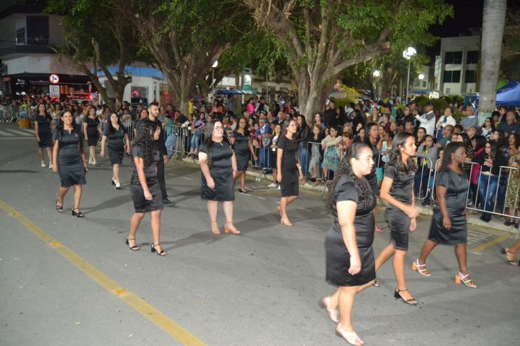 Terceira noite de Desfile Cívico é encerrado com chave de ouro