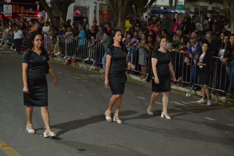 Terceira noite de Desfile Cívico é encerrado com chave de ouro