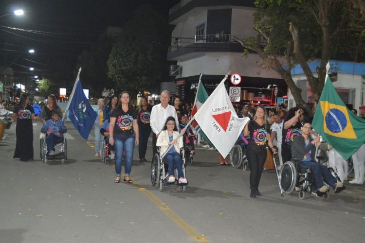 Terceira noite de Desfile Cívico é encerrado com chave de ouro