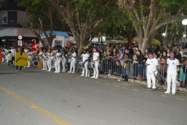 Terceira noite de Desfile Cívico é encerrado com chave de ouro