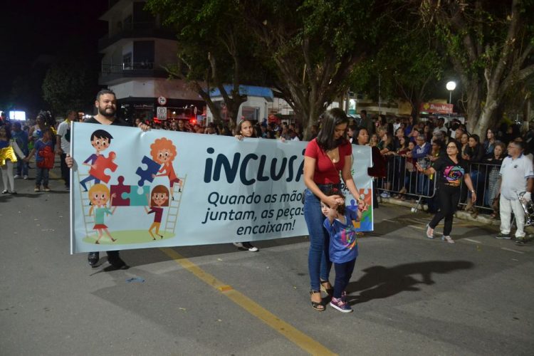 Terceira noite de Desfile Cívico é encerrado com chave de ouro