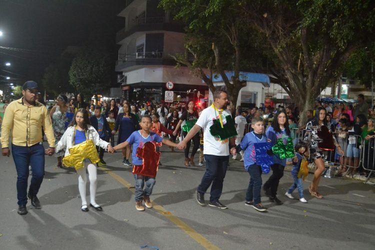Terceira noite de Desfile Cívico é encerrado com chave de ouro