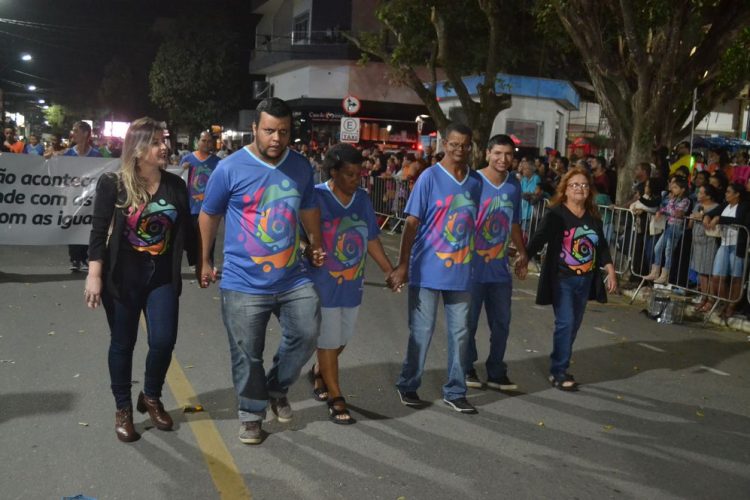 Terceira noite de Desfile Cívico é encerrado com chave de ouro