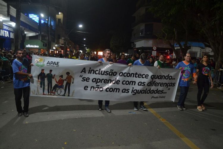 Terceira noite de Desfile Cívico é encerrado com chave de ouro