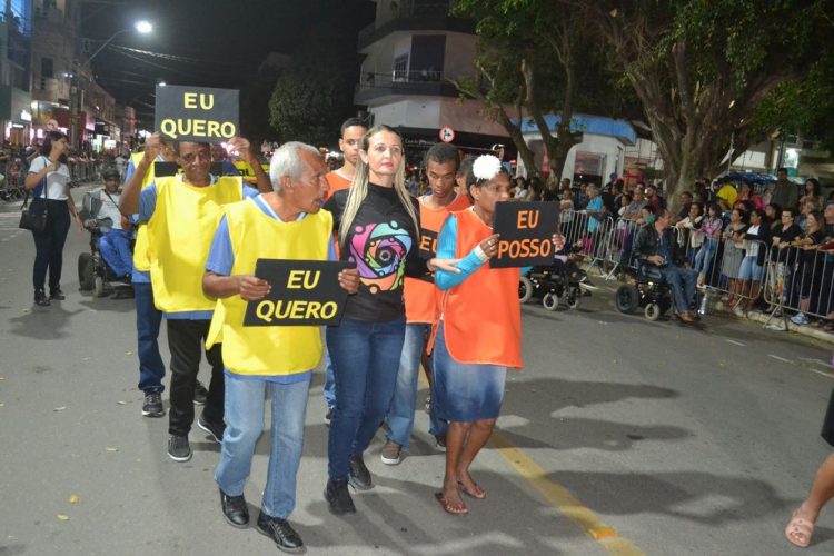 Terceira noite de Desfile Cívico é encerrado com chave de ouro