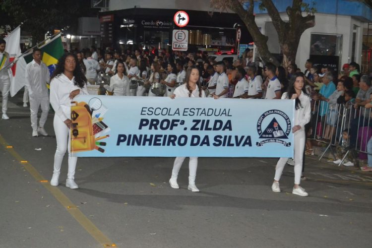 Terceira noite de Desfile Cívico é encerrado com chave de ouro