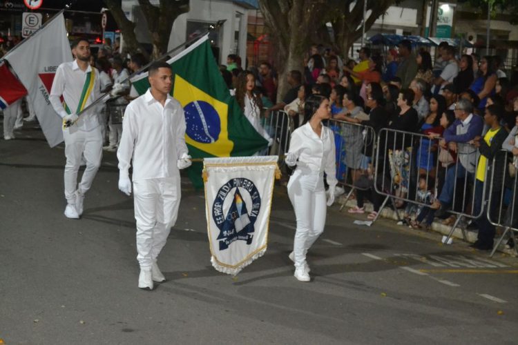 Terceira noite de Desfile Cívico é encerrado com chave de ouro