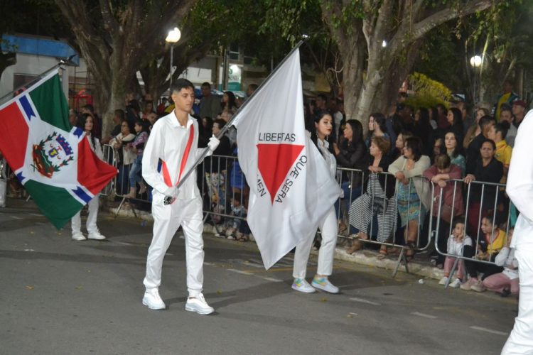 Terceira noite de Desfile Cívico é encerrado com chave de ouro