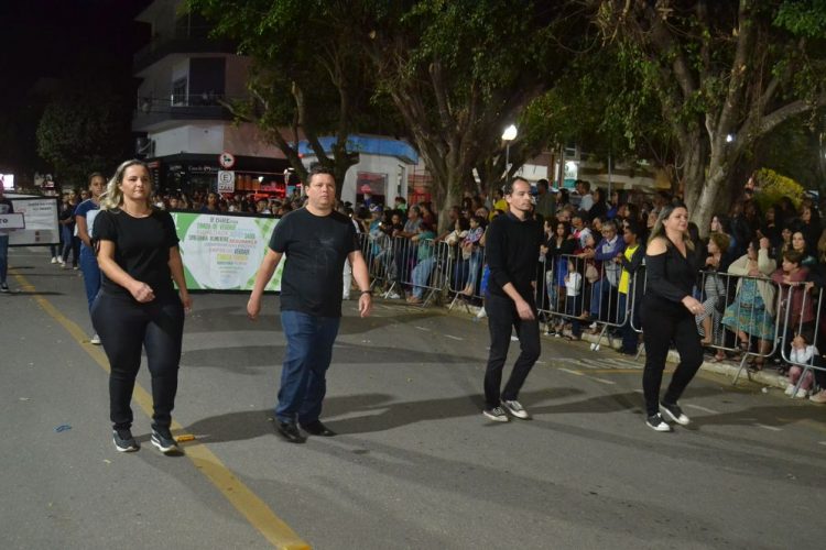 Terceira noite de Desfile Cívico é encerrado com chave de ouro