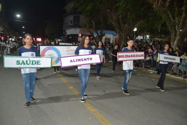 Terceira noite de Desfile Cívico é encerrado com chave de ouro