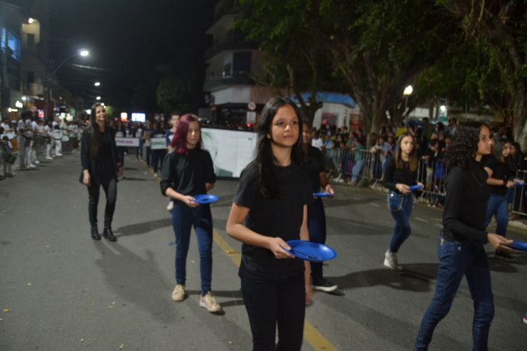 Terceira noite de Desfile Cívico é encerrado com chave de ouro