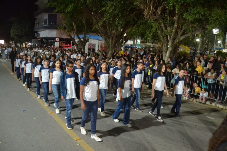 Terceira noite de Desfile Cívico é encerrado com chave de ouro