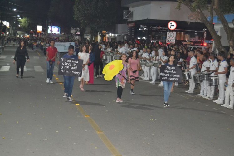 Terceira noite de Desfile Cívico é encerrado com chave de ouro
