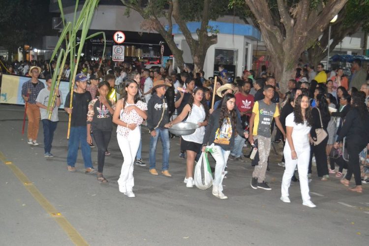 Terceira noite de Desfile Cívico é encerrado com chave de ouro