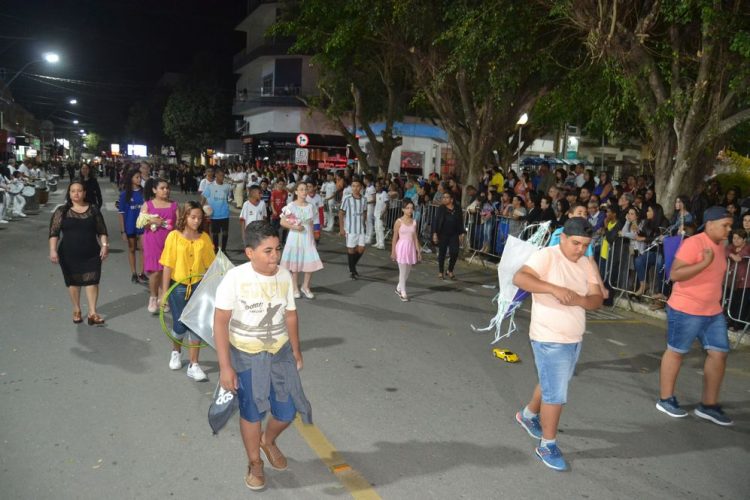 Terceira noite de Desfile Cívico é encerrado com chave de ouro