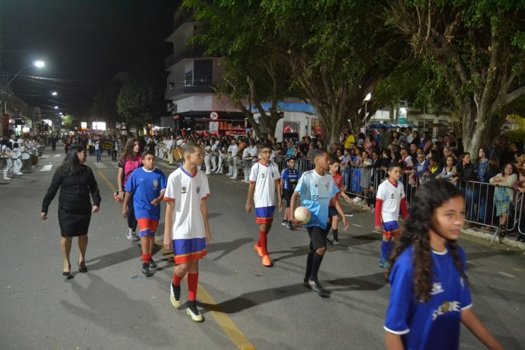 Terceira noite de Desfile Cívico é encerrado com chave de ouro