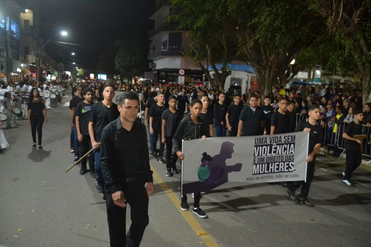 Terceira noite de Desfile Cívico é encerrado com chave de ouro