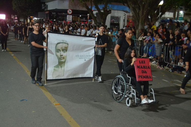 Terceira noite de Desfile Cívico é encerrado com chave de ouro
