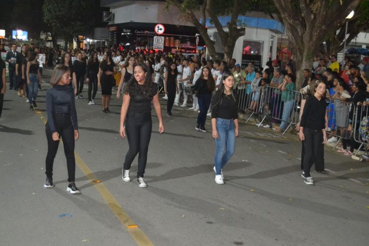 Terceira noite de Desfile Cívico é encerrado com chave de ouro