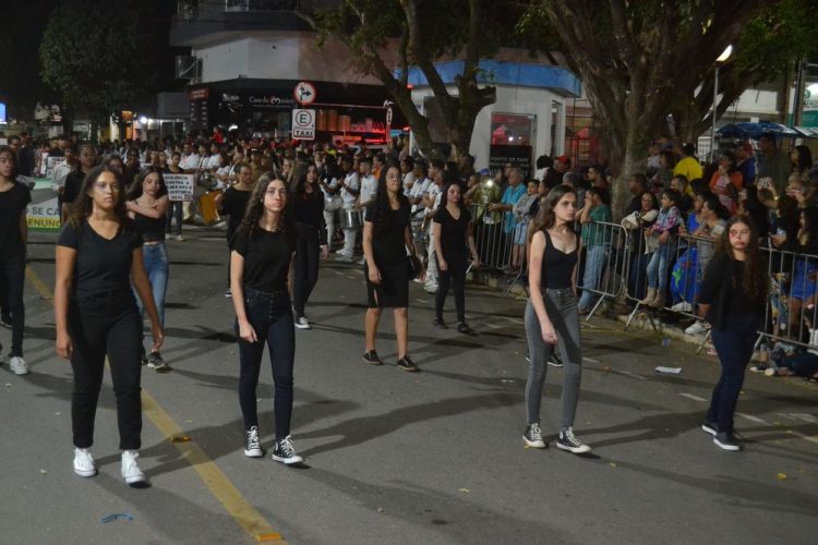 Terceira noite de Desfile Cívico é encerrado com chave de ouro