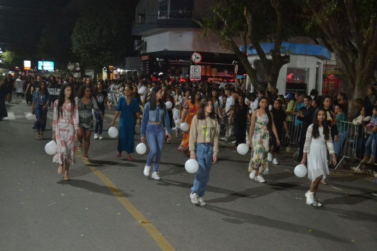 Terceira noite de Desfile Cívico é encerrado com chave de ouro