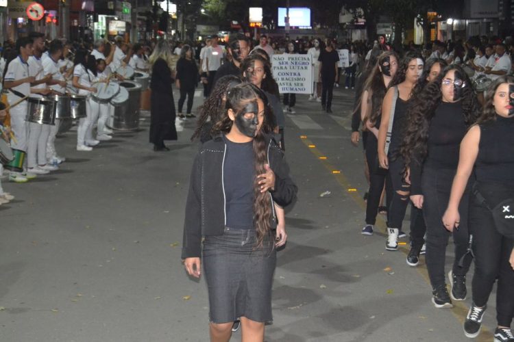 Terceira noite de Desfile Cívico é encerrado com chave de ouro