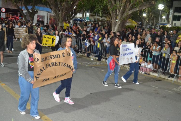 Terceira noite de Desfile Cívico é encerrado com chave de ouro
