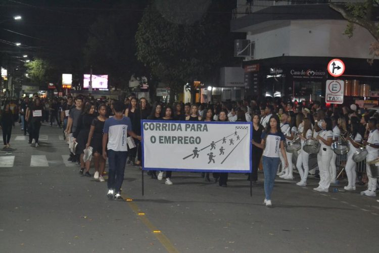 Terceira noite de Desfile Cívico é encerrado com chave de ouro