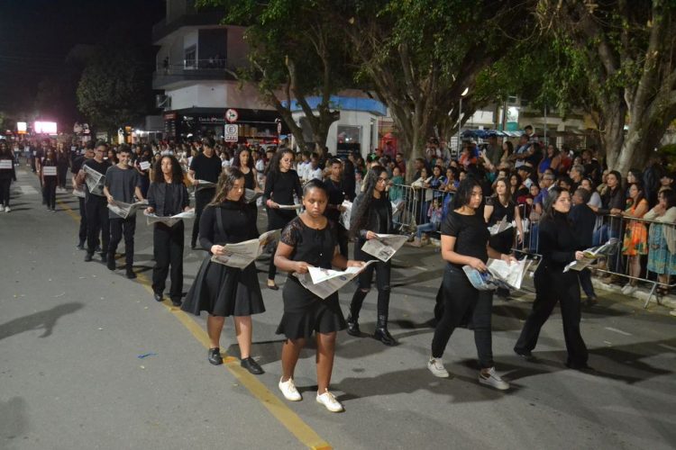 Terceira noite de Desfile Cívico é encerrado com chave de ouro