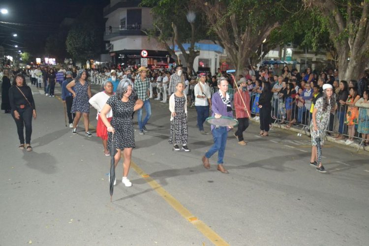 Terceira noite de Desfile Cívico é encerrado com chave de ouro