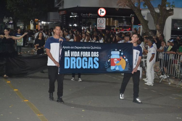Terceira noite de Desfile Cívico é encerrado com chave de ouro