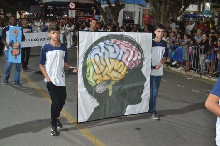 Terceira noite de Desfile Cívico é encerrado com chave de ouro