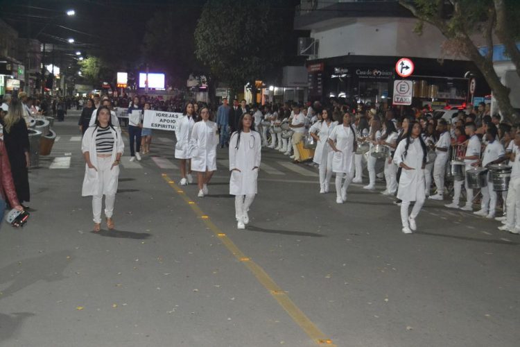 Terceira noite de Desfile Cívico é encerrado com chave de ouro