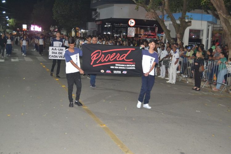 Terceira noite de Desfile Cívico é encerrado com chave de ouro