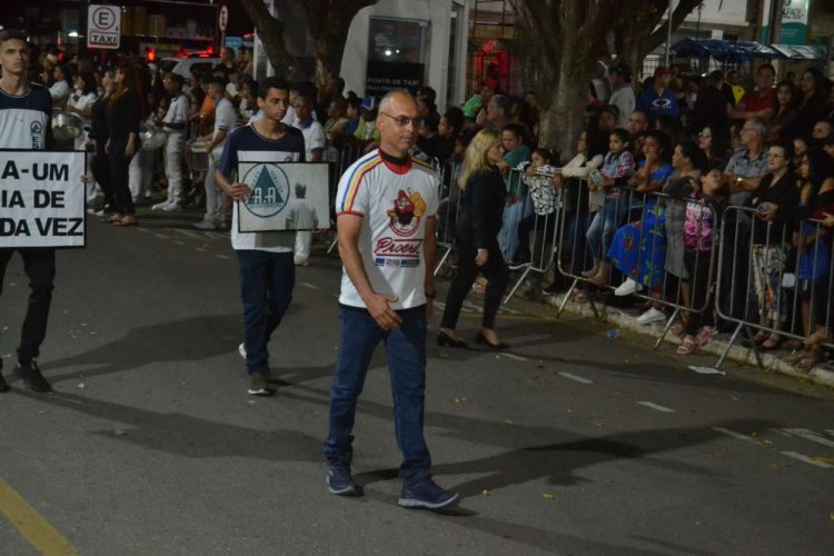 Terceira noite de Desfile Cívico é encerrado com chave de ouro
