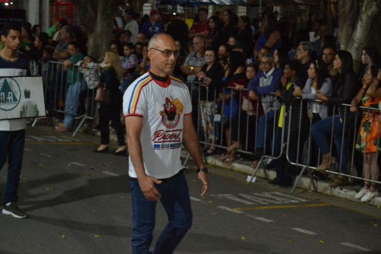 Terceira noite de Desfile Cívico é encerrado com chave de ouro