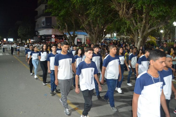 Terceira noite de Desfile Cívico é encerrado com chave de ouro