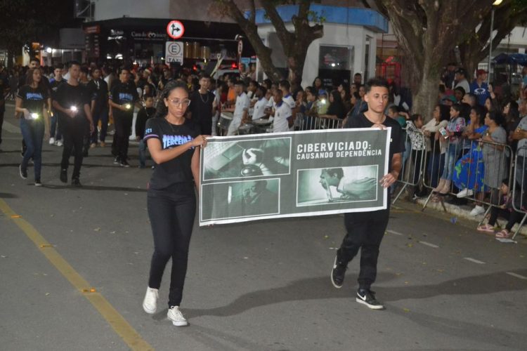 Terceira noite de Desfile Cívico é encerrado com chave de ouro