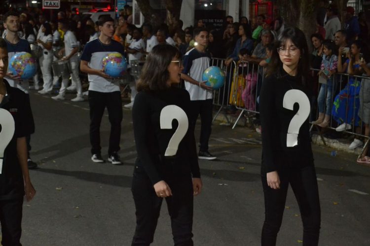 Terceira noite de Desfile Cívico é encerrado com chave de ouro