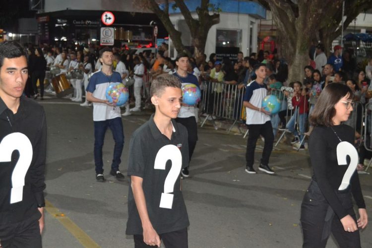 Terceira noite de Desfile Cívico é encerrado com chave de ouro