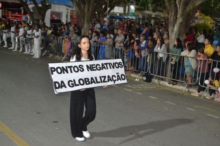 Terceira noite de Desfile Cívico é encerrado com chave de ouro