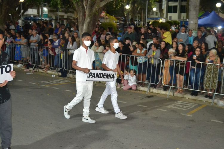 Terceira noite de Desfile Cívico é encerrado com chave de ouro
