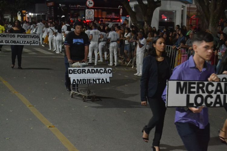 Terceira noite de Desfile Cívico é encerrado com chave de ouro